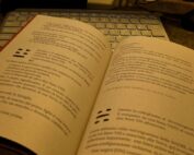 Libro di Feng Shui aperto sulle pagine dei trigrammi, con schemi e tabelle di Paola Neglia