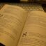 Libro di Feng Shui aperto sulle pagine dei trigrammi, con schemi e tabelle di Paola Neglia