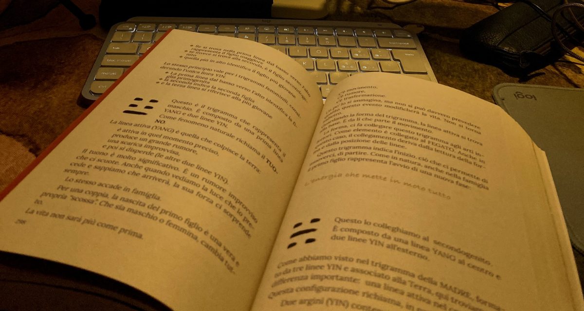 Libro di Feng Shui aperto sulle pagine dei trigrammi, con schemi e tabelle di Paola Neglia